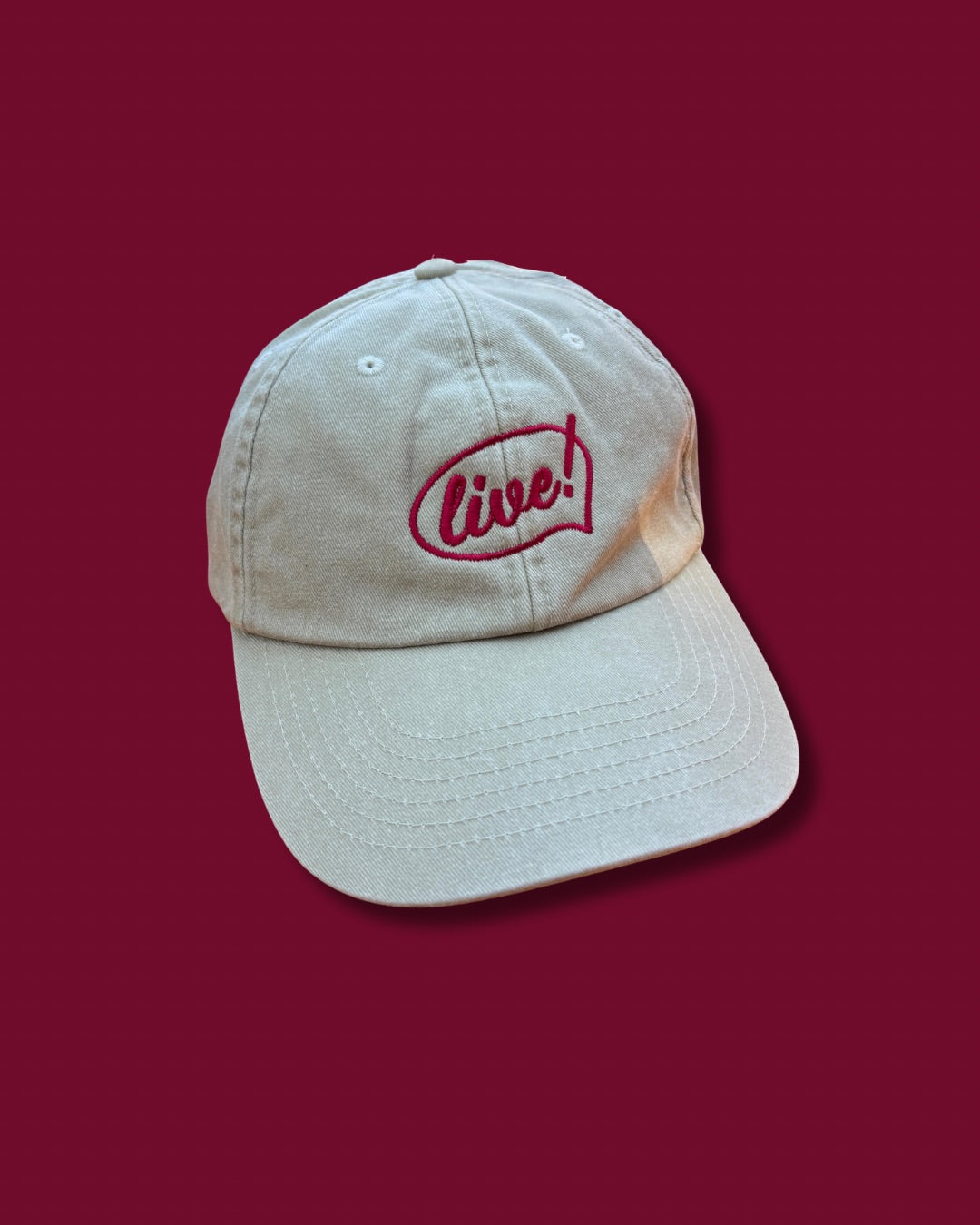 Cappellino “live!” – Sand / Ricamo Burgundy